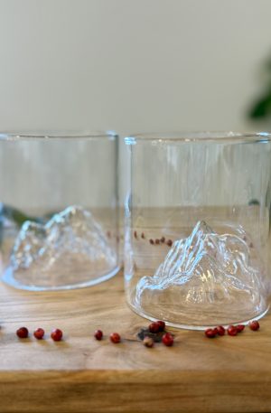 Set kozarcev z motivom gore